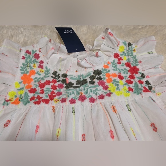 Crown & Ivy White w/ multicolored embroidered floral flutter sleeve top Sz M NWT - Picture 3 of 7